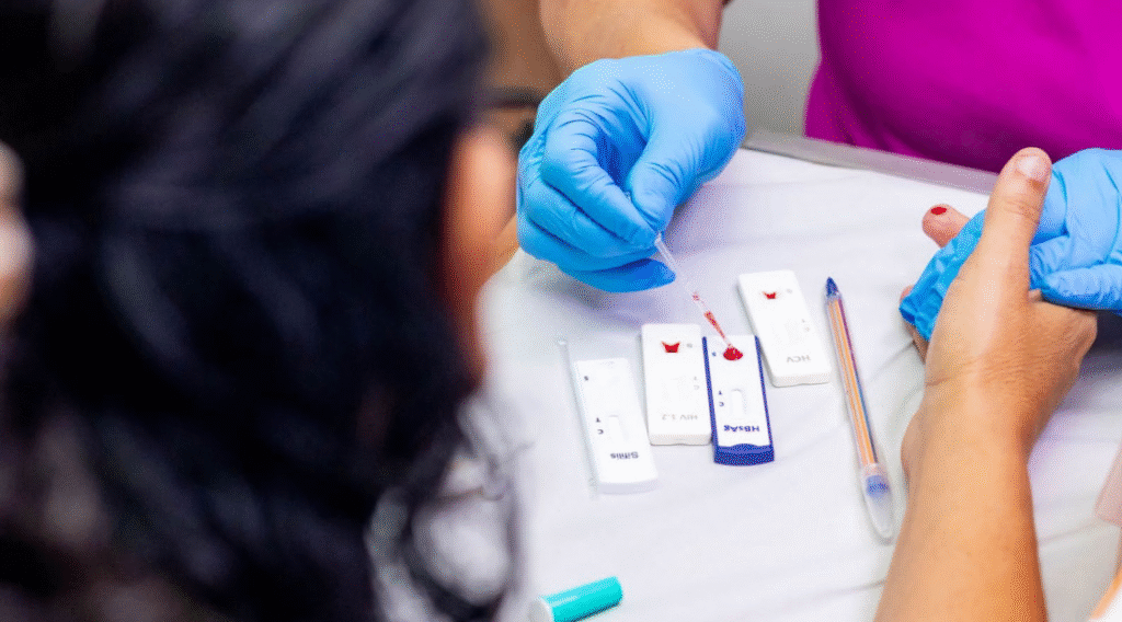 SES abre o Dezembro Vermelho com a realização de testes rápidos e orientações à população