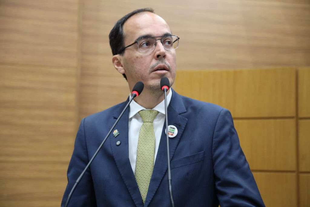 Georgeo denuncia pagamento de mais de R$ 2 milhões de pensão a ex-governador