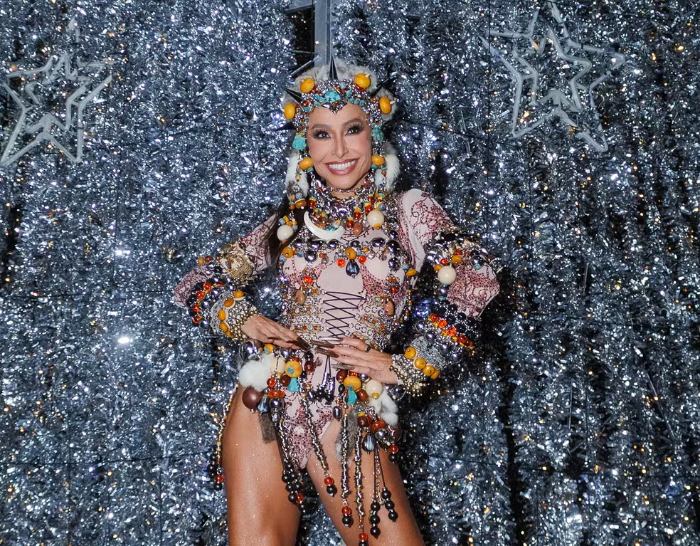 Sabrina Sato encerra ensaios da Gaviões com look ancestral e discurso poderoso
