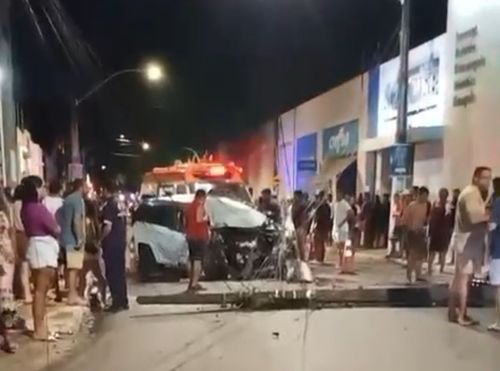 Susto em Estância: Jeep Commander destrói postes e fachada de clínica após motorista perder o controle