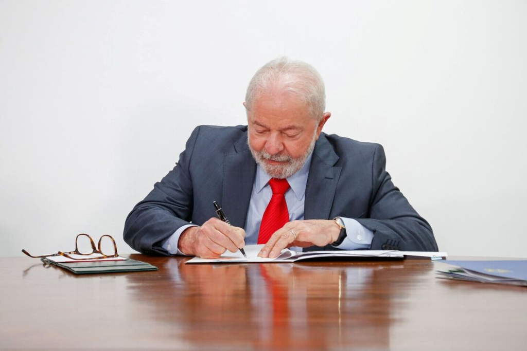 Lula assina decreto de indulto de Natal e exclui crimes hediondos e contra a democracia