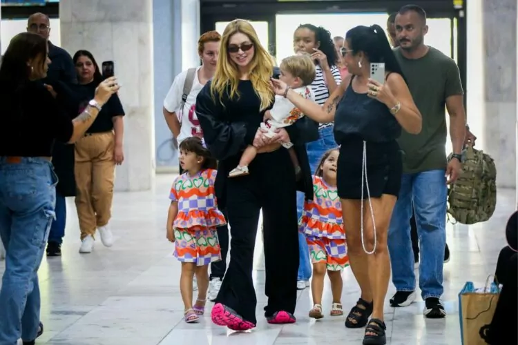 Virginia Fonseca é flagrada no aeroporto com os filhos volta para casa em Goiânia após estadia no RJ