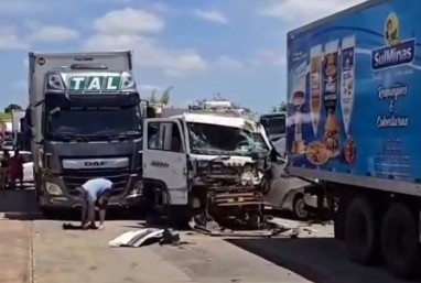 Engavetamento com quatro veículos na BR-101 deixa ferido e trava trânsito em Japaratuba