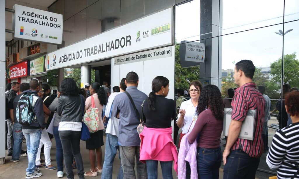 Baixo desemprego impulsiona economia e renda, mesmo com alta dos juros