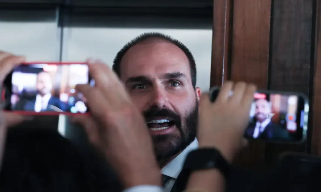 PF ordena retorno imediato de Eduardo Bolsonaro ao cargo de escrivão