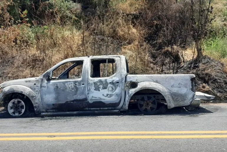 Caminhonete é consumida por incêndio na SE-065, em São Cristóvão; ninguém se fere
