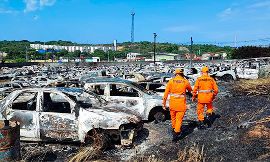 Bombeiros periciam pátio do BPRv para descobrir causas de incêndio que destruiu 480 veículos