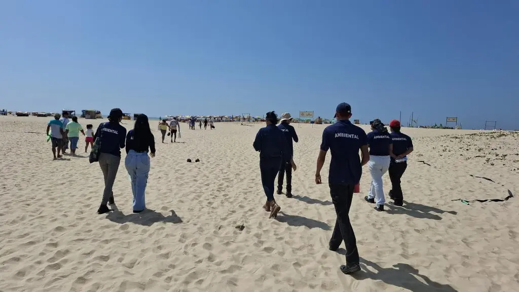 Prefeitura de Aracaju faz blitz educativa na Praia de Atalaia para orientar sobre descarte de lixo