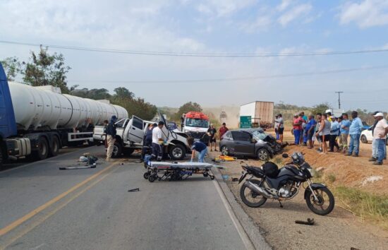 Dois mortos e cinco feridos em colisão frontal na BR-101, em Rosário do Catete