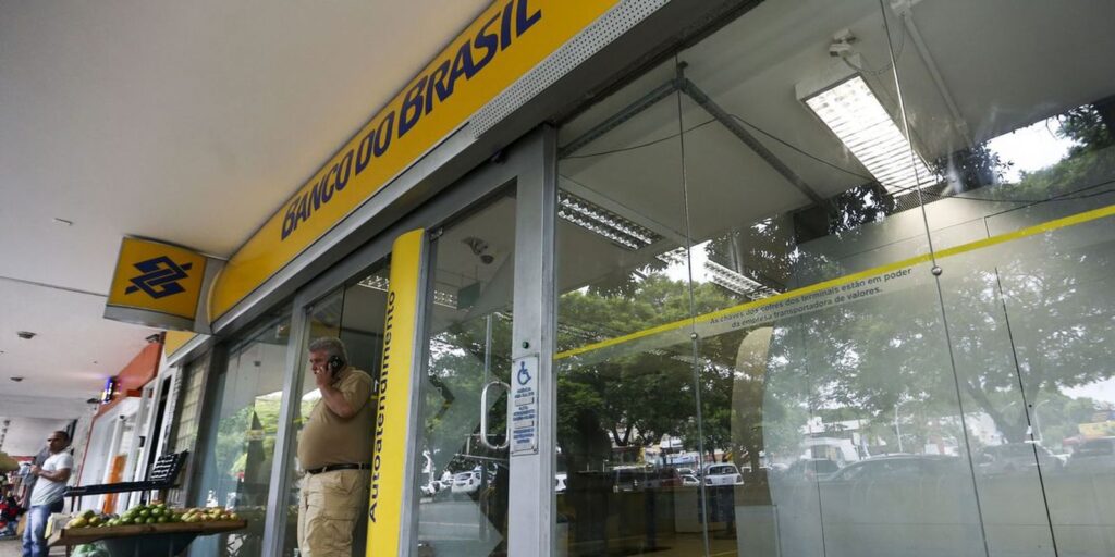 Agências bancárias retomam atendimento presencial nesta sexta-feira