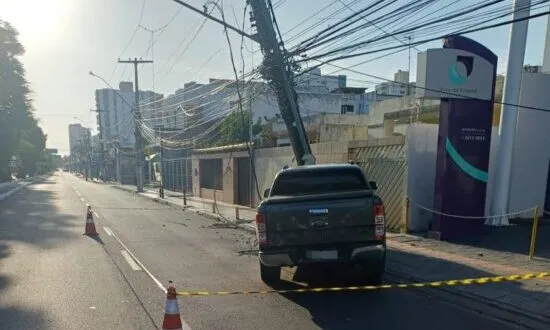 Colisão contra poste interrompe energia e bloqueia trânsito em Aracaju