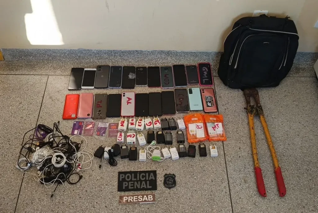 Polícia Penal apreende 22 celulares arremessados no Presídio de Areia Branca