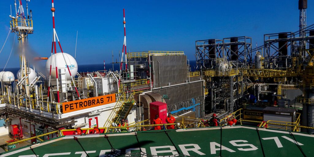 Produção brasileira de petróleo e gás alcança 4,921 milhões de barris por dia em novembro