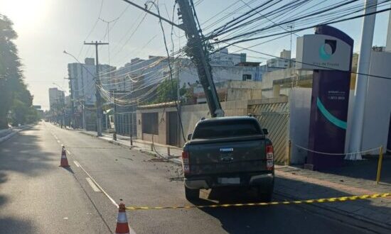 Colisão de veículo derruba poste e interdita Avenida Francisco Porto, em Aracaju