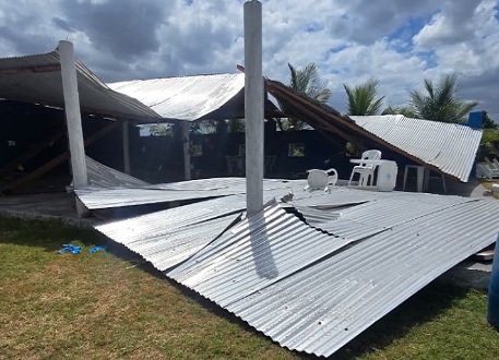 Mulher segue na UTI após queda de cobertura em balneário de Campo do Brito
