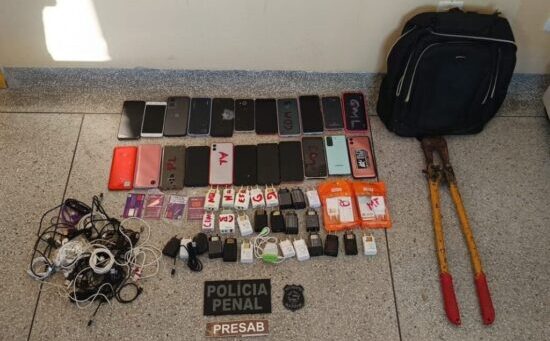 Polícia intercepta mochila com 22 celulares arremessada no Presídio de Areia Branca