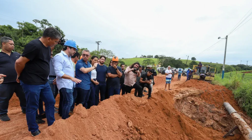 Governador de Sergipe vistoria obra emergencial após rompimento de estrada e adutora em Umbaúba