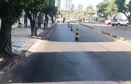 Derramamento de óleo bloqueia trecho da Avenida Antônio Fagundes em Aracaju