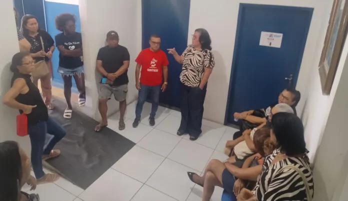 Professores de Santo Amaro fazem vigília por salário de dezembro e marcam assembleia para 7 de janeiro