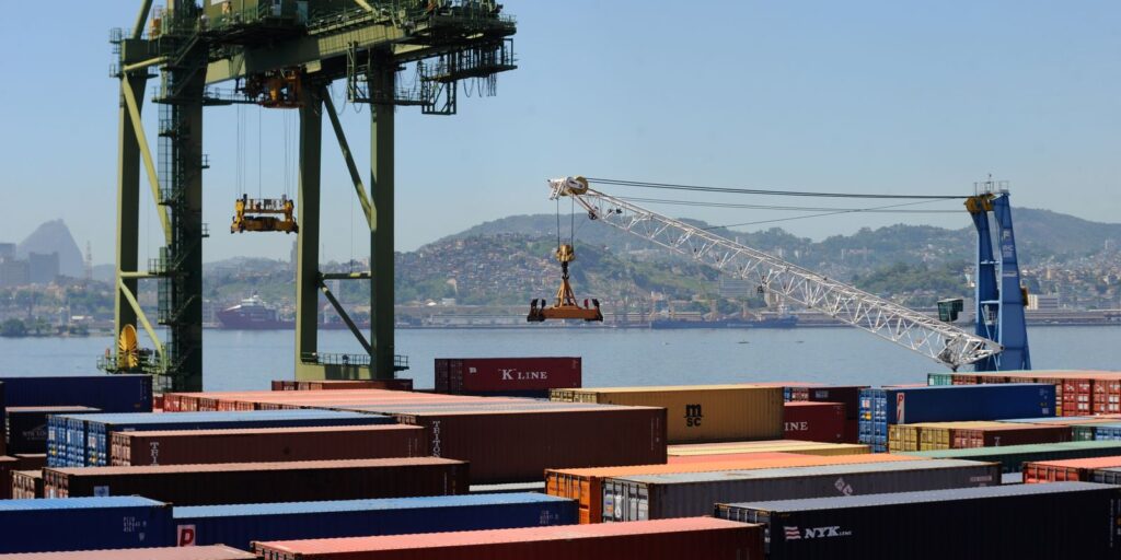 Brasil pode registrar superávit de até US$ 90 bilhões em 2026, aponta MDIC