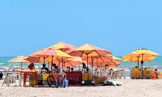 Procon Aracaju fiscaliza Praia de Atalaia para coibir cobranças irregulares