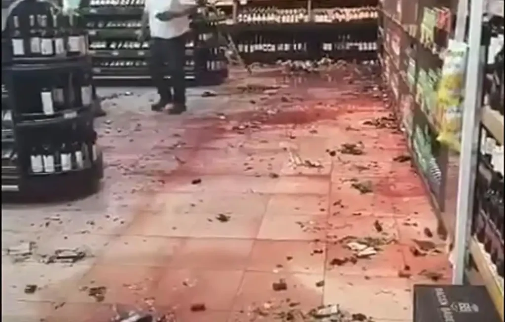 Mulher é detida após danificar garrafas de bebidas em supermercado de Nossa Senhora do Socorro