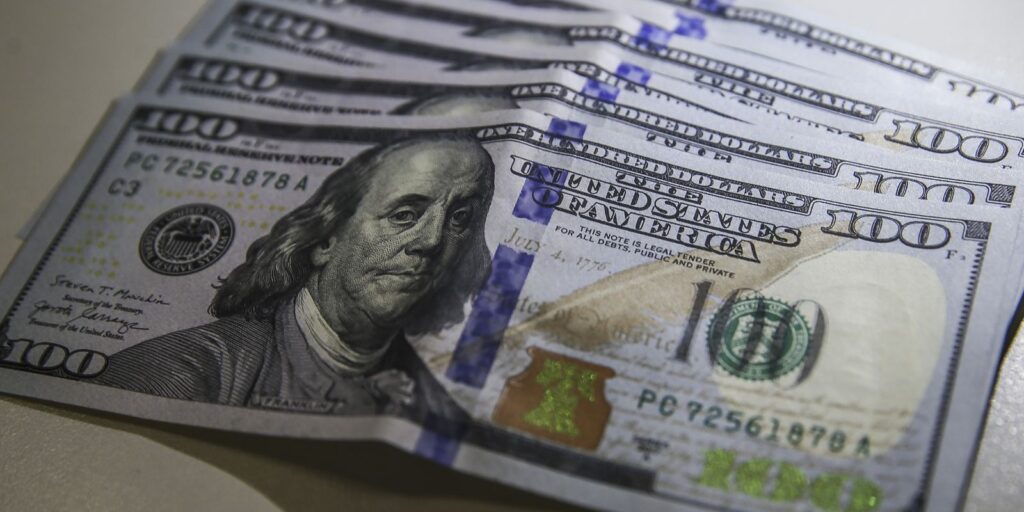 Saída líquida de US$ 33,3 bilhões em 2025 é a segunda maior da história, aponta BC