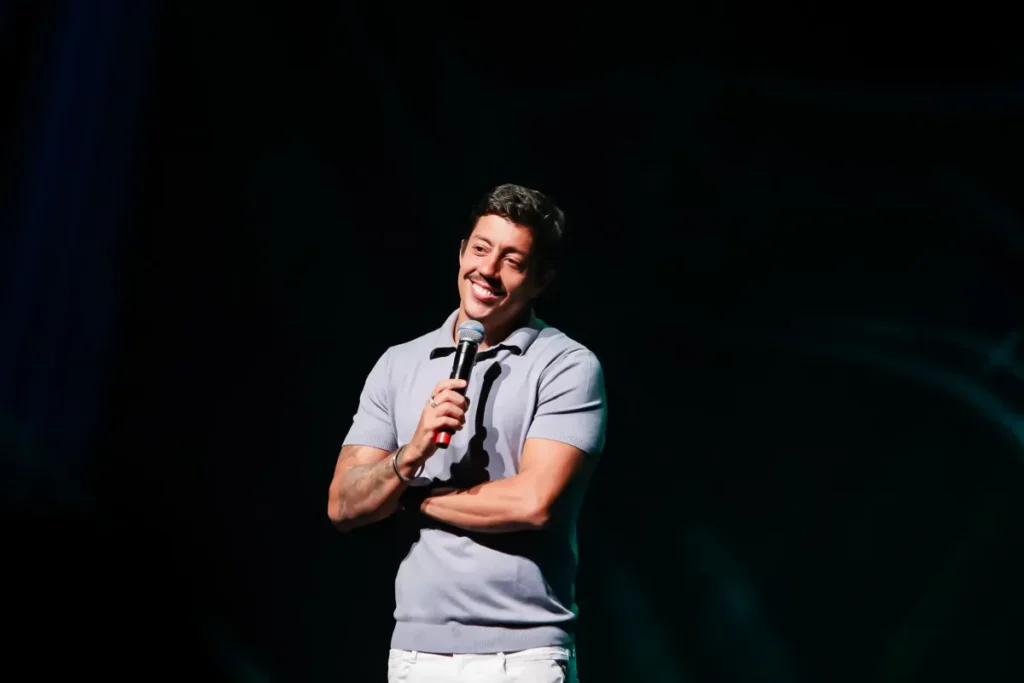 Renato Albani leva “A Ignorância É Uma Dádiva” ao Teatro Tobias Barreto em 18 de janeiro