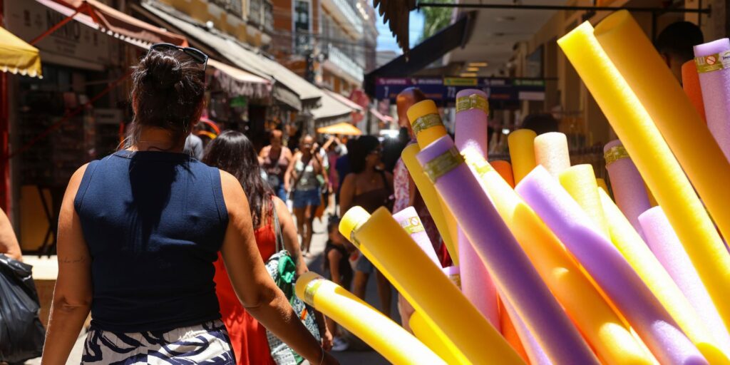 Excesso de feriados em 2026 ameaça faturamento do comércio no Rio de Janeiro