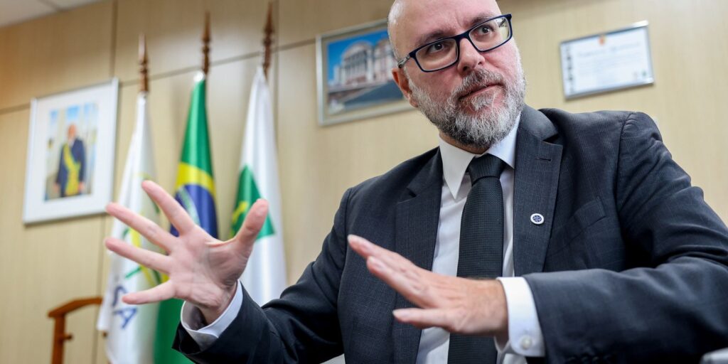 Anvisa promete cortar fila de análises e acompanhar inovações brasileiras estratégicas