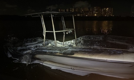 Incêndio destrói duas embarcações em marina no bairro Coroa do Meio