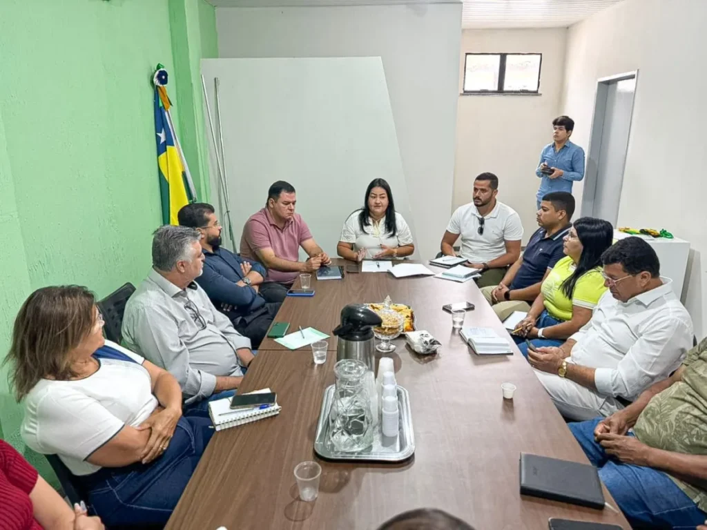 Prefeita de Siriri reúne secretariado e define metas para 2026