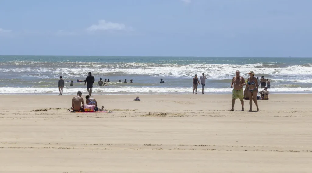 Sergipe mantém 100% das praias próprias para banho em meio a alerta nacional