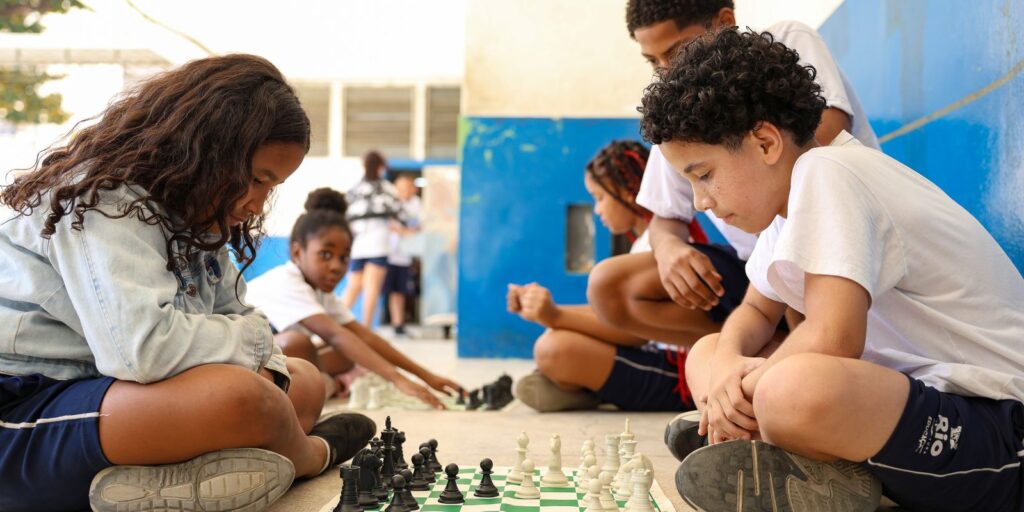 MEC inicia estudo nacional sobre efeitos da restrição de celulares nas escolas