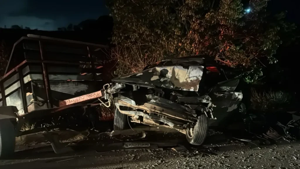 Colisão frontal entre dois carros fere três pessoas na SE-464, em São Cristóvão