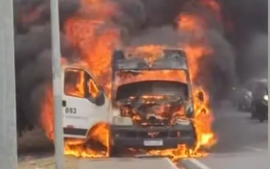 Incêndio em van intermunicipal provoca congestionamento na Avenida Tancredo Neves, em Aracaju