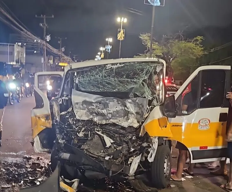 Adolescente colide carro de luxo em van escolar e deixa motorista em estado grave em Aracaju