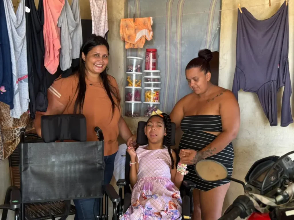 Siriri entrega cadeira de rodas a menina de 10 anos no povoado Fazendinha