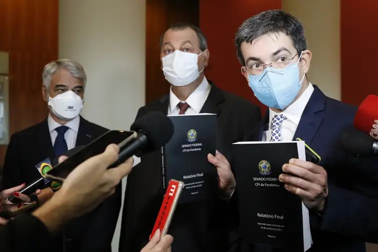 Brasil lembra os cinco anos das primeiras doses de vacina contra a covid-19