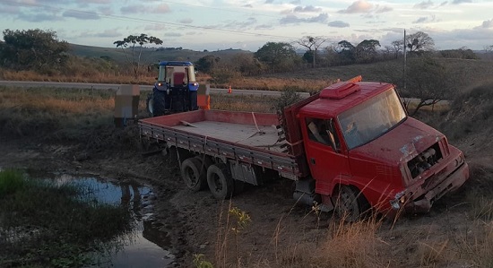 Caminhão despenca em ribanceira na SE-339 e fere duas pessoas em Nossa Senhora das Dores