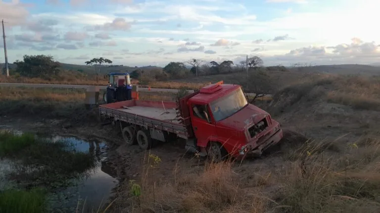 Caminhão despenca em ribanceira na SE-339 e motorista fica ferido em Nossa Senhora das Dores