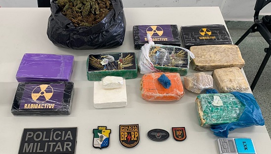 PM apreende mais de 11 kg de drogas após suspeitos abandonarem mala no Bugio