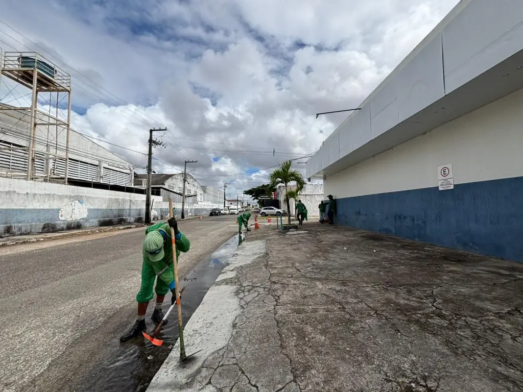 Prefeitura mobiliza 400 agentes e realiza mutirão de limpeza no Siqueira Campos, em Aracaju