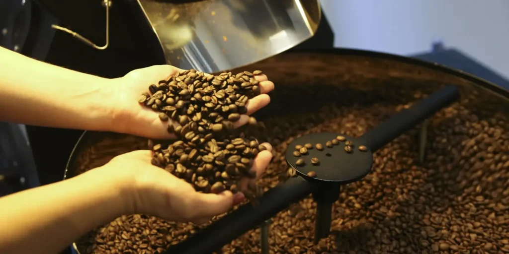 Receita das exportações de café atinge recorde em 2025, apesar de queda no volume embarcado