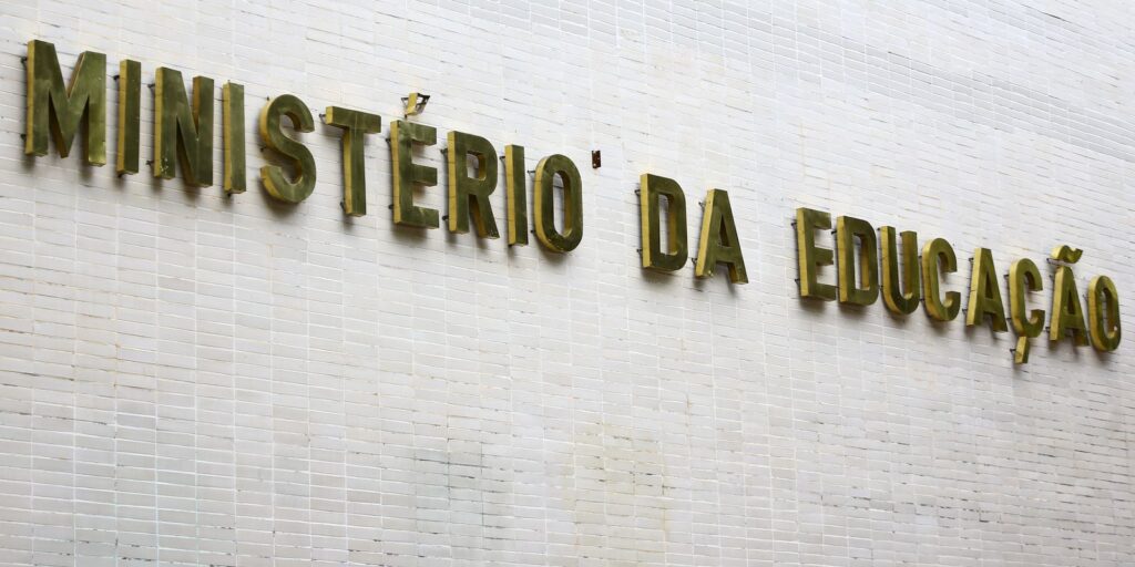 Governo repõe R$ 977 milhões ao orçamento da Educação e libera verba extra para ciência