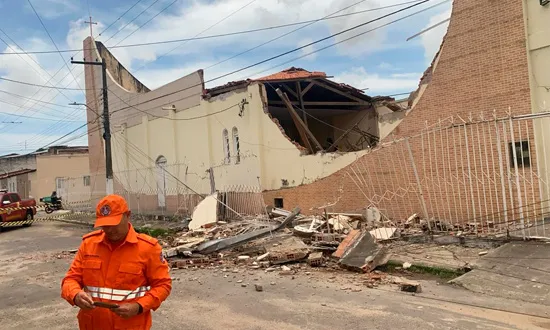 Teto de igreja desaba no bairro Jardim Centenário, em Aracaju, e danifica parte do prédio