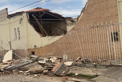 Parte do teto de igreja desaba e área é isolada no Jardim Centenário