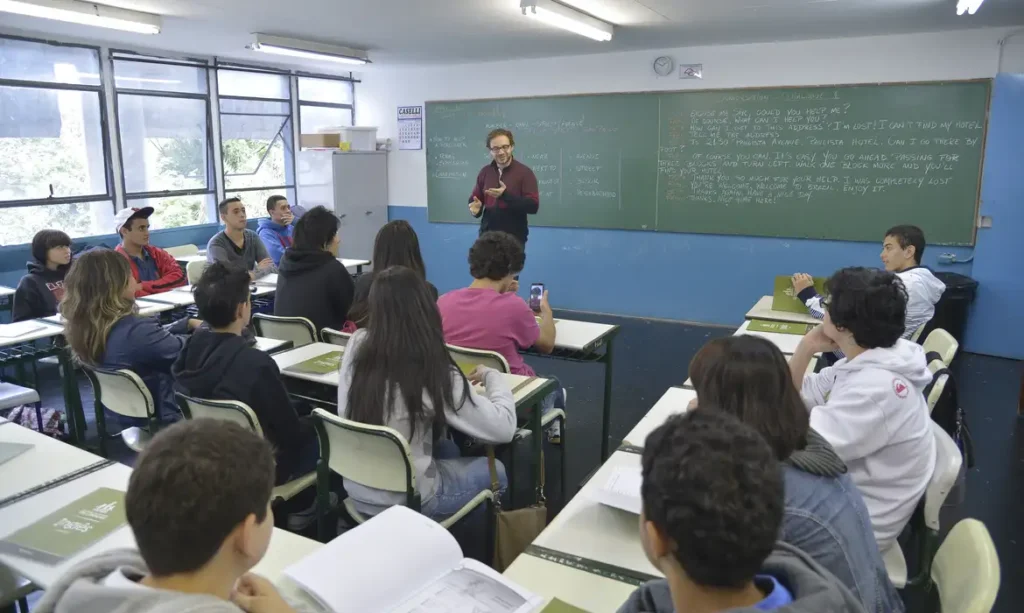 Lula assina MP e piso nacional dos professores sobe 5,4%, chegando a R$ 5.130,63 em 2026