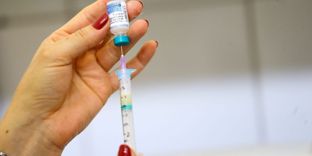Ação itinerante aplica 170 doses de vacinas em pessoas em situação de rua em Aracaju