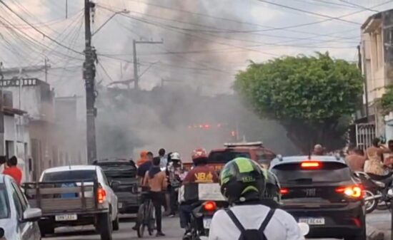 Fogo atinge veículo e assusta moradores no bairro 18 do Forte, em Aracaju